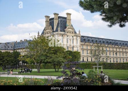 Parigi, Francia. Agosto 2022. Jardin des Tuilleries con vista del Museo delle Arti Decoratif di Parigi Foto Stock