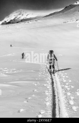 Sciatori in salita nella valle di Stuor Reaiddavaggi, Kebnekaisefjaell, Norrbotten, Lapponia, Svezia, marzo 2013, Europa Foto Stock