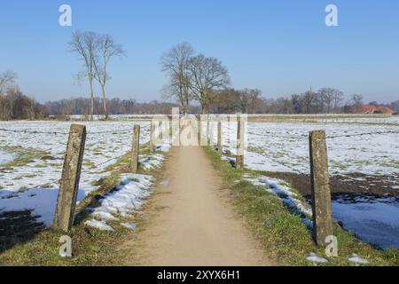 Sandpath per i ciclisti e gli amanti delle passeggiate tra prati innevati in inverno olandese Foto Stock