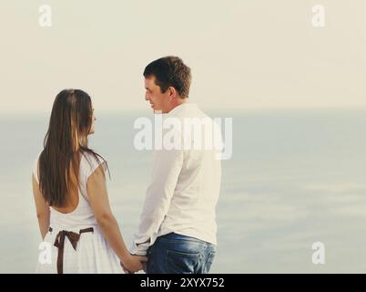 Giovane coppia felice in amore in giorno d'estate. Ritratto all'aperto Foto Stock