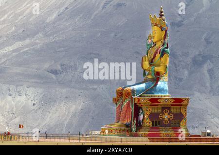 Statua di Buddha gigante nel Ladakh, India settentrionale Foto Stock