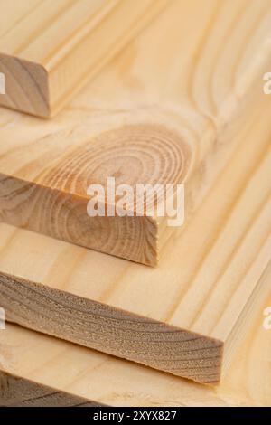 legno di pino per lavori di costruzione, pannelli di legno utilizzati in lavori di costruzione e riparazione in legno, primo piano Foto Stock