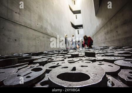 Shalechet, -hojas caidas-, instalacion artistica de Menashe Kadishman, Museo Judio de Berlin, disenado por el arquitecto polaco Daniel Libeskinds, Ber Foto Stock