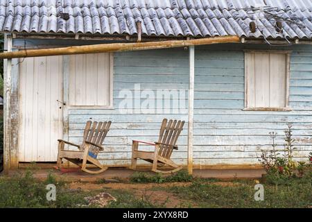 Casa cubano con sedie a dondolo Foto Stock