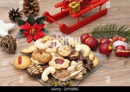 Biscotti di Natale con decorazioni, biscotti appena sfornati su un piatto per Natale Foto Stock