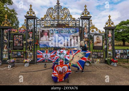 Kensington Palace, Londra, Regno Unito. 31 agosto 2024. I fan reali si sono riuniti oggi a Kensington Palace per ricordare la defunta principessa Diana Spencer che muore in un giorno come oggi negli ospedali universitari di Parigi Pitié Salpêtrière - Charles Foix, 36 anni. Paul Quezada-Neiman/Alamy Live News crediti: Paul Quezada-Neiman/Alamy Live News Foto Stock