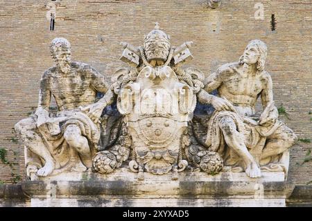 Scultura all'ingresso del Vaticano di Roma, scultura di Roma sopra l'ingresso dal Vaticano 01 Foto Stock