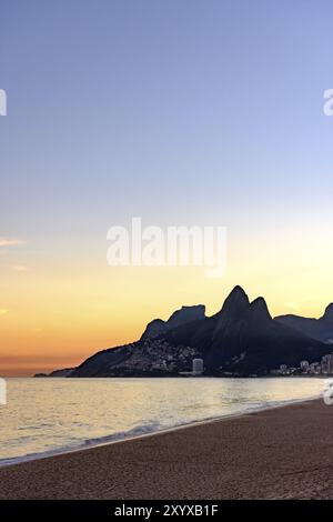 Estate tramonto a Ipanema beach in Rio de Janeiro con due fratelli hill e pietra Gavea in background Foto Stock