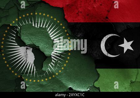 Bandiere dell'Unione africana e della Libia dipinte su un muro incrinato Foto Stock