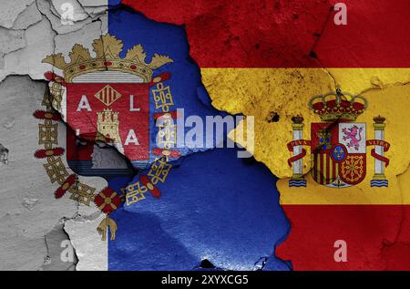 Bandiere di Alicante e Spagna dipinte su un muro incrinato Foto Stock