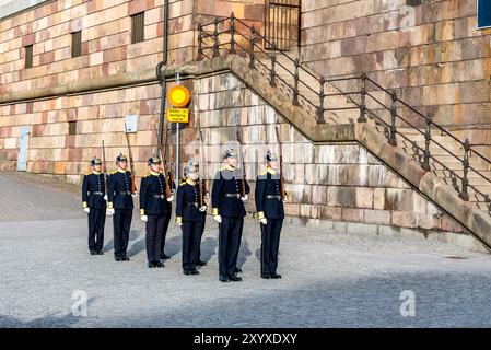 Stoccolma, Svezia - 2 maggio 2024: Cerimonia del cambio della Guardia presso il Palazzo reale Foto Stock