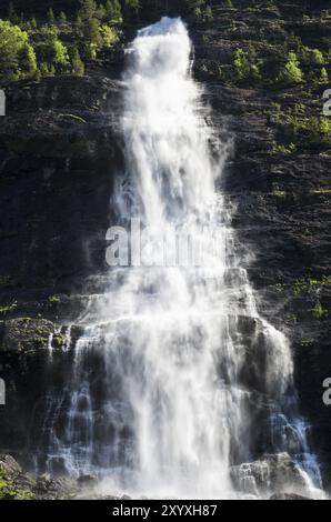 Cascata, Fortundalen (Fortunsdalen), Luster, Sogn og Fjordane Fylke, Norvegia, maggio 2012, Europa Foto Stock