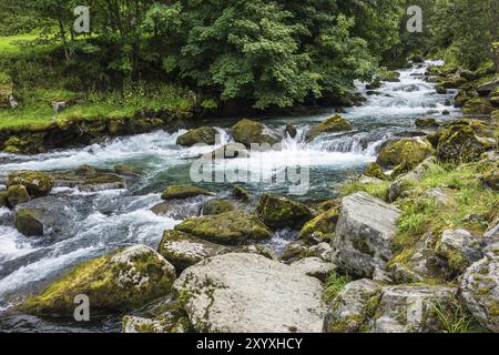 Una cascata in Norvegia vicino a Geiranger Foto Stock