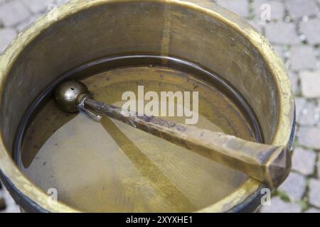 Vaso in ottone con acqua santa Foto Stock