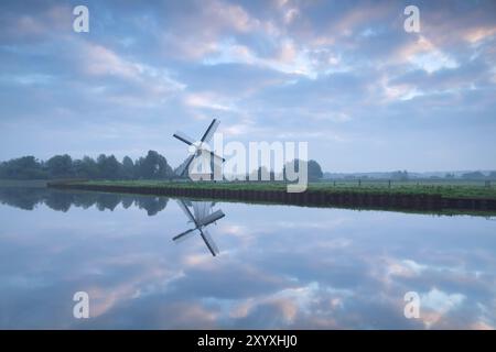 Splendida alba sul fiume e sul mulino a vento, Holland Foto Stock