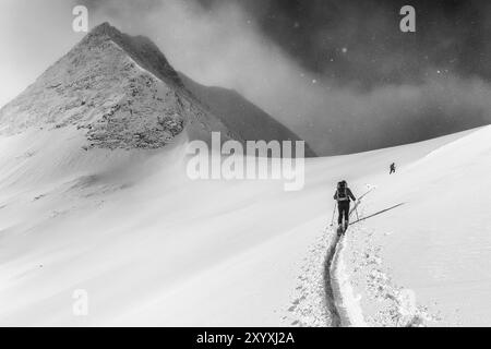 Sciatori in salita nella valle di Stuor Reaiddavaggi, Kebnekaisefjaell, Norrbotten, Lapponia, Svezia, marzo 2013, Europa Foto Stock