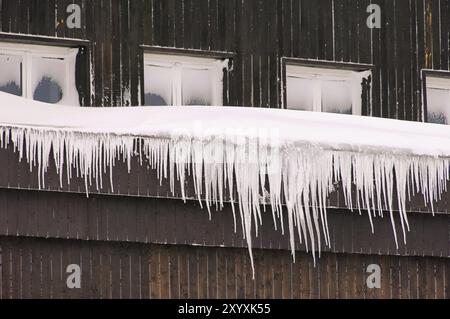 Eiszapfen am Haus, icicle sulla casa 01 Foto Stock