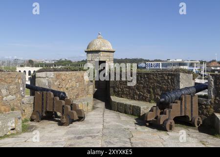 Cannoni al forte de Sao Francisco Xavier forte sulla spiaggia Praia de Matosinhos a Matosinhos, regione del Norte, distretto di Porto, Portogallo, Europa Foto Stock