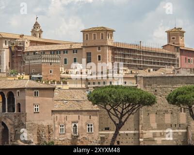 Antichi edifici romani con alberi di pino davanti e nuvole nel cielo, Roma, Italia, Europa Foto Stock