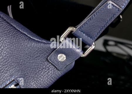 Parte di una borsa in pelle blu su sfondo nero. Pelletteria. Foto Stock