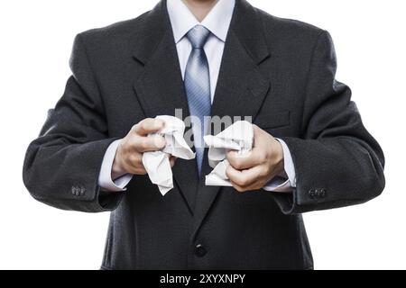 Concetto di problemi aziendali e fallimento sul lavoro, uomo d'affari arrabbiato con tuta nera che tiene la mano strappata documento bianco isolato Foto Stock