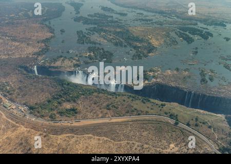 Victoria Falls nello Zimbabwe alla siccità, antenna tiro effettuato da un elicottero Foto Stock