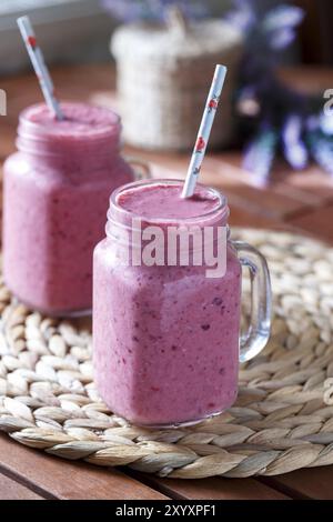 Due bicchieri di fresco berry smoothie, casalinga rinfrescante bibita salutare Foto Stock