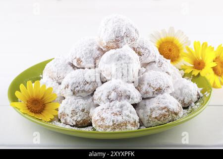 Biscotti tradizionali con mandorle bianche sul tavolo di legno Foto Stock