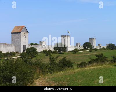 Le mura medievali della città di Visby sono una delle mura cittadine e uno dei punti di riferimento dell'ex città anseatica di Visby sull'isola svedese di Gotland nel Bal Foto Stock