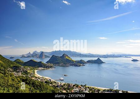 Vista di Rio de Janeiro, Baia Guanabara, Sugarloaf hill e altre montagne da Niteroi city park Foto Stock