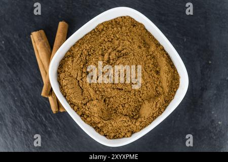 Fatta fresca cannella in polvere su un sfondo vintage (close-up shot) Foto Stock