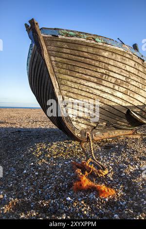 DUNGENESS, KENT/UK, 17 DICEMBRE: Battello da pesca abbandonato sulla spiaggia di Dungeness nel Kent il 17 dicembre 2008 Foto Stock