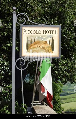 PIENZA, TOSCANA, ITALIA, 19 MAGGIO: Cartello piccolo Hotel Pienza Toscana il 19 maggio 2013 Foto Stock