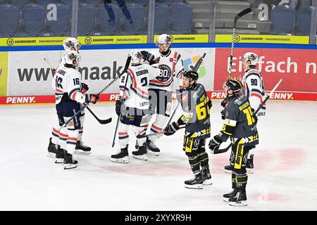 Eishockey DEL 24/25: Timocom NRW-Cup Krefeld Pinguine vs Iserlohn Roosters AM 31.8.2024 in der Yayla Arena a Krefeld Torjubel der Iserlohner nach dem 1:1 foto: Osnapix Foto Stock