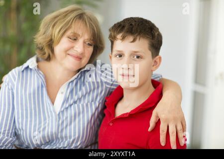 La metà di età della donna con teen boy. Happy family concept Foto Stock