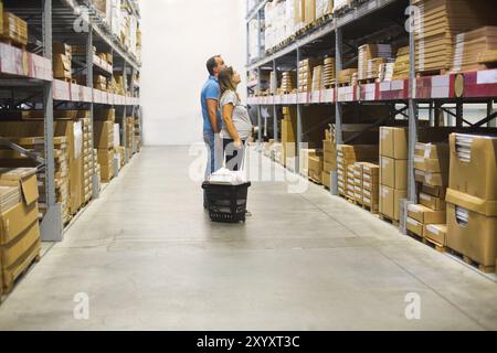 Giovane coppia in gravidanza in negozio per il fai da te. La riparazione, la costruzione e la ristrutturazione e il concetto di casa Foto Stock