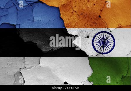 Bandiere dell'Estonia e dell'India dipinte su un muro incrinato Foto Stock