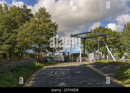 Ponte di sollevamento sul Monmouthshire Brecon Canal, visto a Talybont a Usk, Powys, Galles, Regno Unito Foto Stock