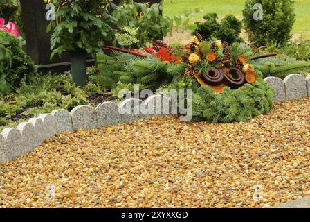 Sistemazione del cimitero, sistemazione floreale del cimitero Foto Stock