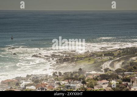 Una vista dell'oceano da kloofnek a Capetown, che si affaccia su una parte della Camps Bay Foto Stock