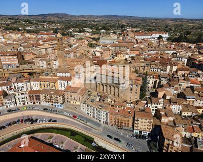 Vista aerea di una città storica con molte strade strette e tetti piastrellati, vista aerea, chiesa, Iglesia de Santa Maria Magdalena, palazzo vescovile, Palac Foto Stock