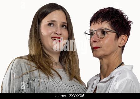 Ritratto di due donne in piedi l'una accanto all'altra Foto Stock