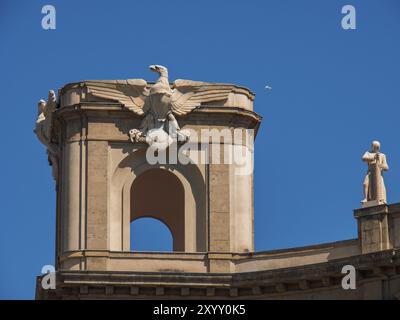 Dettaglio di una torre con sculture di aquila e statue su un edificio classico, palermo, sicilia, mediterraneo, italia Foto Stock