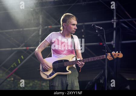 Parigi, Francia. 24 agosto 2024. Alex Mackay, della band Nation of Language, si esibisce dal vivo al festival Rock en Seine. The Nation of Language, gruppo indie pop nordamericano, si è esibito dal vivo al Rock en Seine Festival, a Parigi. (Foto di Telmo Pinto/SOPA Images/Sipa USA) credito: SIPA USA/Alamy Live News Foto Stock