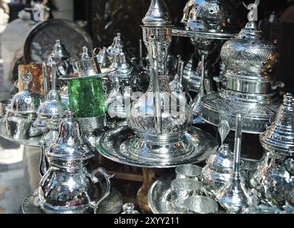 Prodotti tradizionali in metallo in negozio nella medina di Tunisi, Tunisia, Africa Foto Stock