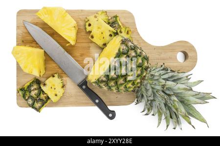 Ananas a fette isolati su sfondo bianco, il fuoco selettivo di close-up shot Foto Stock