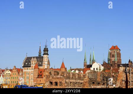 Skyline della città vecchia di Danzica in Polonia con le rovine degli edifici della seconda guerra mondiale Foto Stock