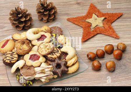 Biscotti di Natale con decorazioni. Biscotti di Natale decorati su un tavolo di legno Foto Stock