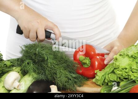 Donna di mani vegetablesat taglio la cucina Foto Stock