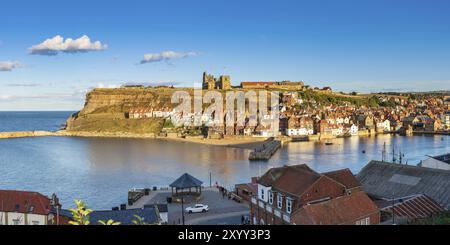 Whitby, North Yorkshire, Inghilterra, Regno Unito - 12 Settembre 2018: Vista verso la città e St. Mary's da est Terrazza Foto Stock